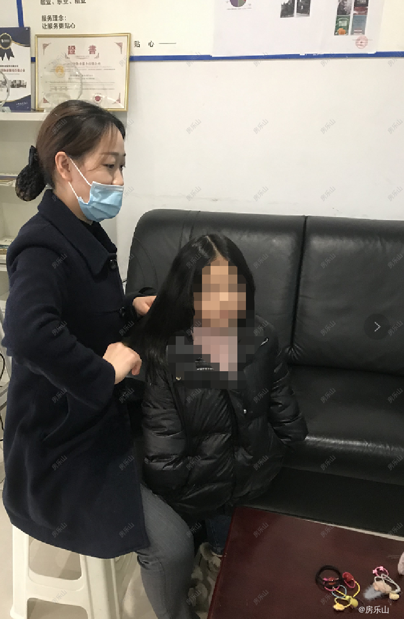 邦泰物业工作人员为业主孩子扎头发实拍