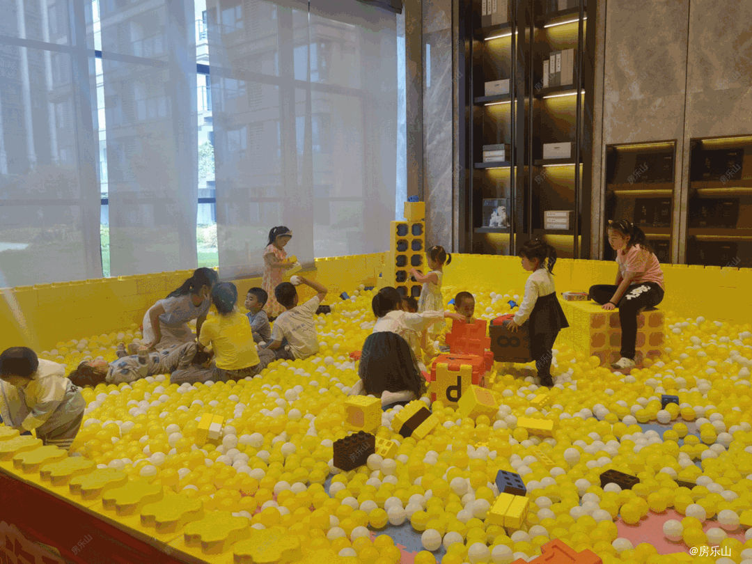 邦泰滨河湾五一活动现场图