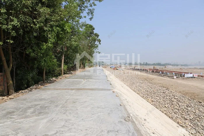 河堤修建实景图