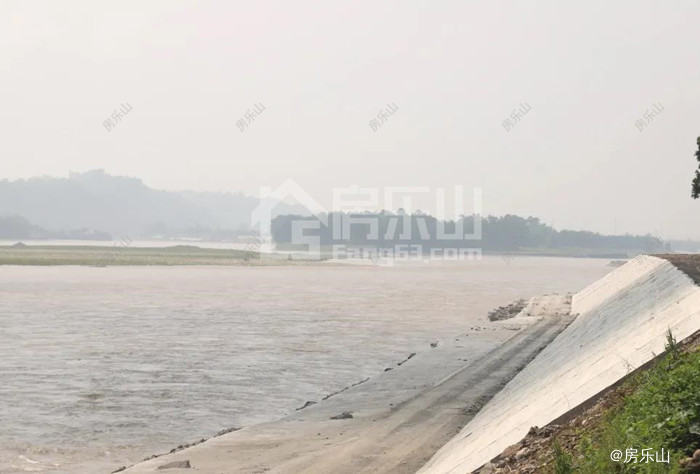 河堤受损实景图