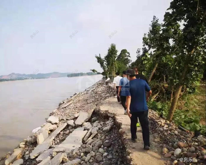 河堤受损实景图