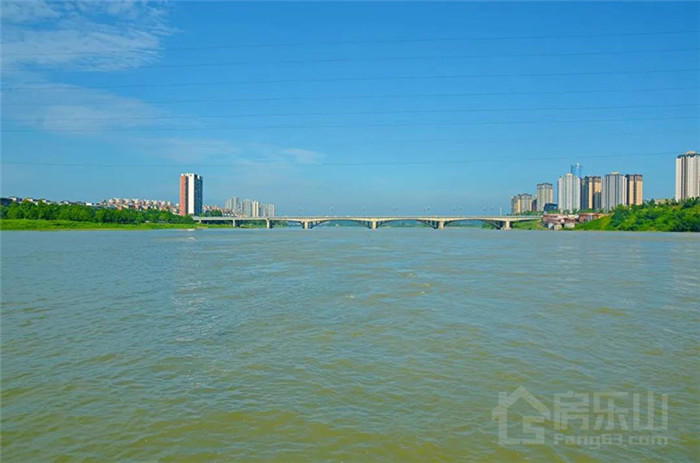 青衣江(左)、大渡河(右)在此交汇,在前面不远处乐山大佛脚下汇入岷江 青衣江(左)、大渡河(右)在此交汇,在前面不远处乐山大佛脚下汇入岷江