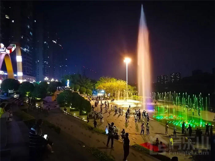 夜色中的喷泉广场 夜色中的喷泉广场