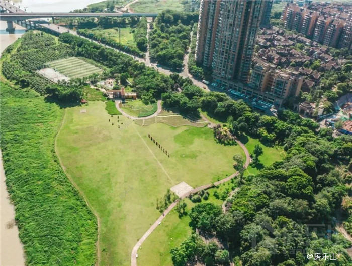 紧邻滟澜洲芳华里的社区营地