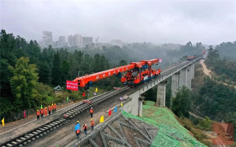 连乐铁路正线轨道贯通