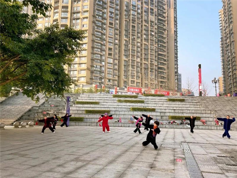 滨江公园里锻炼的人群