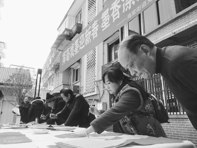 书法老师为居民们写春联 书法老师为居民们写春联