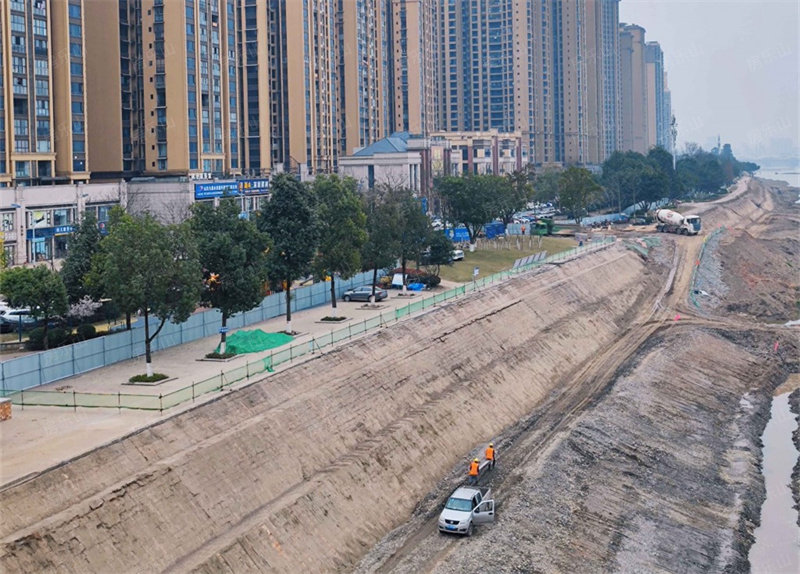 时至今日,乐山城东的翡翠堤坝工程正在加紧施工中,在预防洪涝灾害的