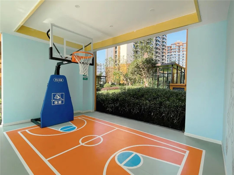 架空层内的小型篮球场和足球场则可以更好地满足热爱球类运动的孩子们