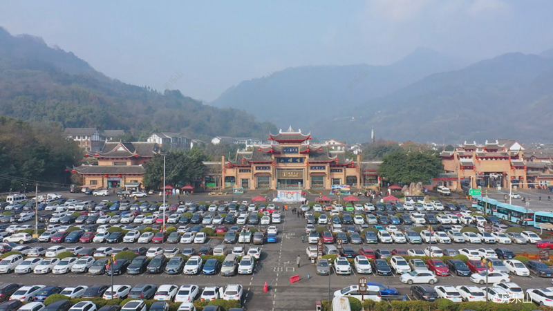 峨眉山黄湾游客中心停车场