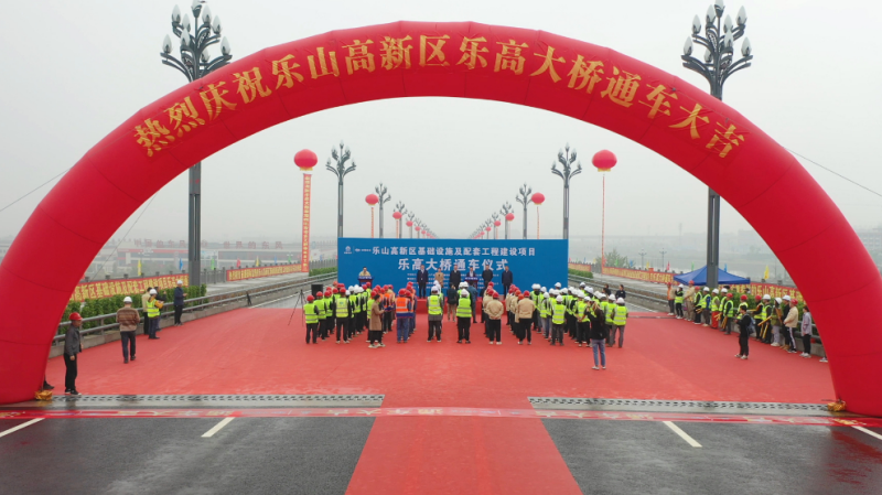 乐高大桥通车实景图 乐高大桥通车实景图