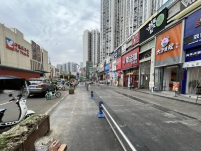 乐山世豪金街地摊有序搬离，分流到多个商圈